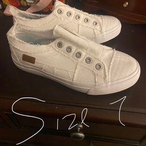 Blowfish shoes white, brand new.